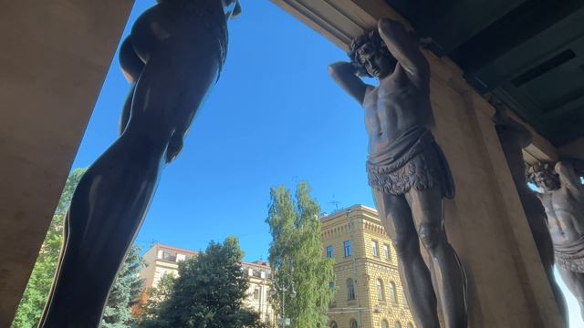 Прогулка у Атлантов Эрмитажа в Санкт-Петербурге