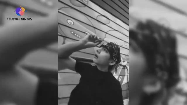 Это уже не просто Тэхён танцует — это целое кинематографическое уличное представление.