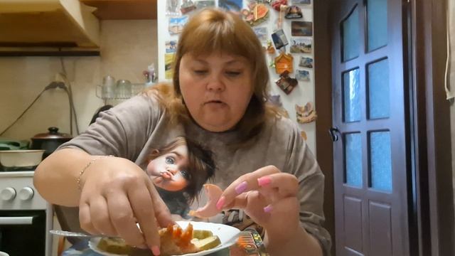 мукбанг. пп-питание. ем. сардельку. пью кофе.