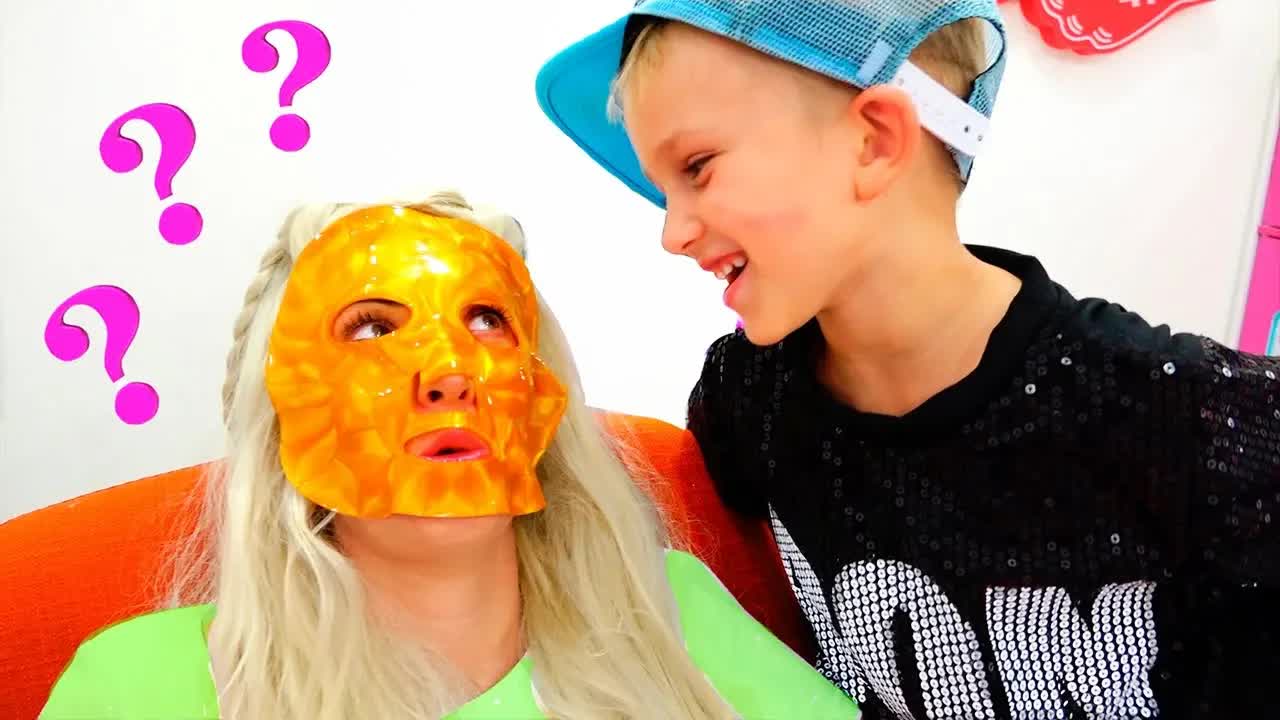 Влад и мама играют с игрушками для макияжа