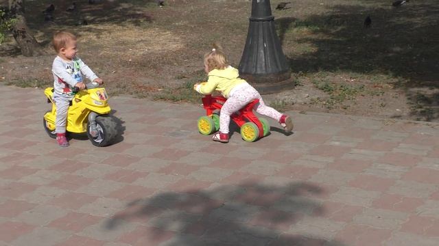 ✿ VLOG Киев Катаемся на Байках Играем на Детской Площадке