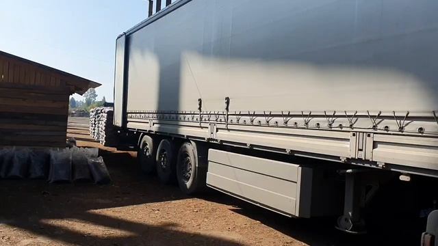 Погрузка мульчи из коры лиственницы со склада Кора Сибири в Усть-Илимске на Омск