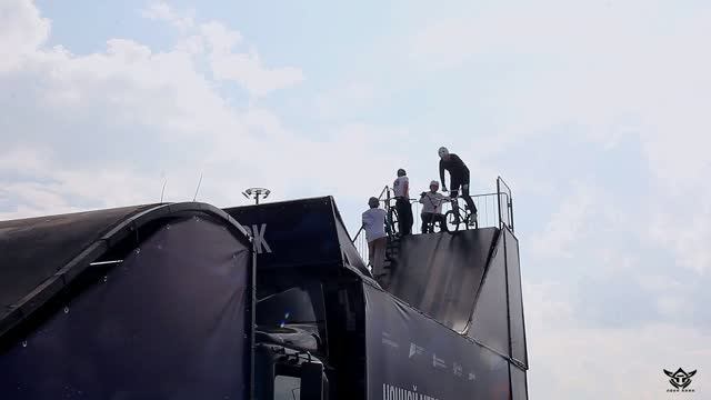 ШТОРМФЕСТ. Летающие велосипедисты.