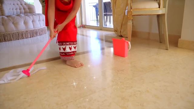 Настя и папа играют с игрушками для уборки