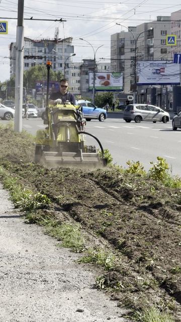 Работа культиватора на прессованной земле в городе #макстем #спецтехника #коммунальнаятехника #нск54