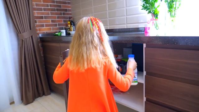 Настя и странный сон про куклу пупсика Настя и забавная игра с гигантской куклой