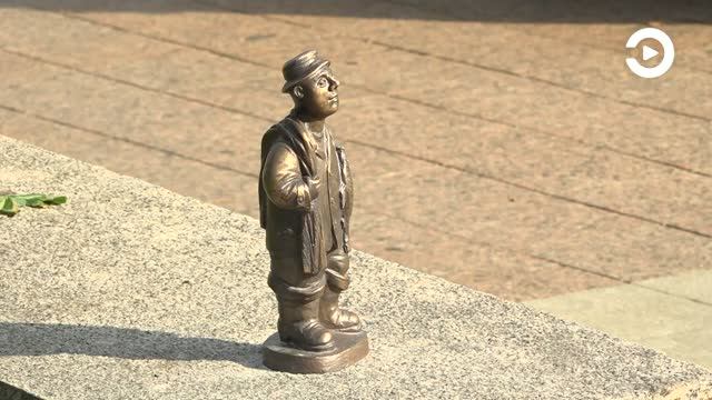 В центре Пензы начали устанавливать бронзовые фигуры «Пензяки-добряки»