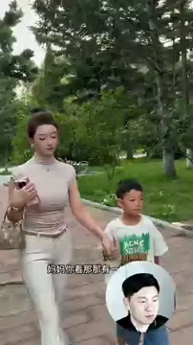 Цзинь Хань 🤣гуляет с сыном