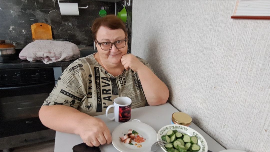 Посолила форель. Мукбанг. Завтрак. Колбаса без мяса молоко без молока  сок - вода непонятно с чем.