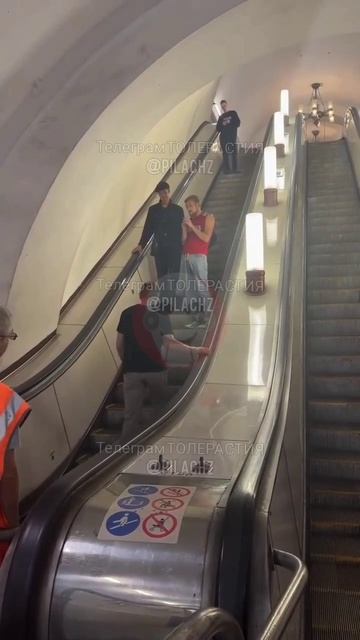 В московском метро заметили вот такого персонажа