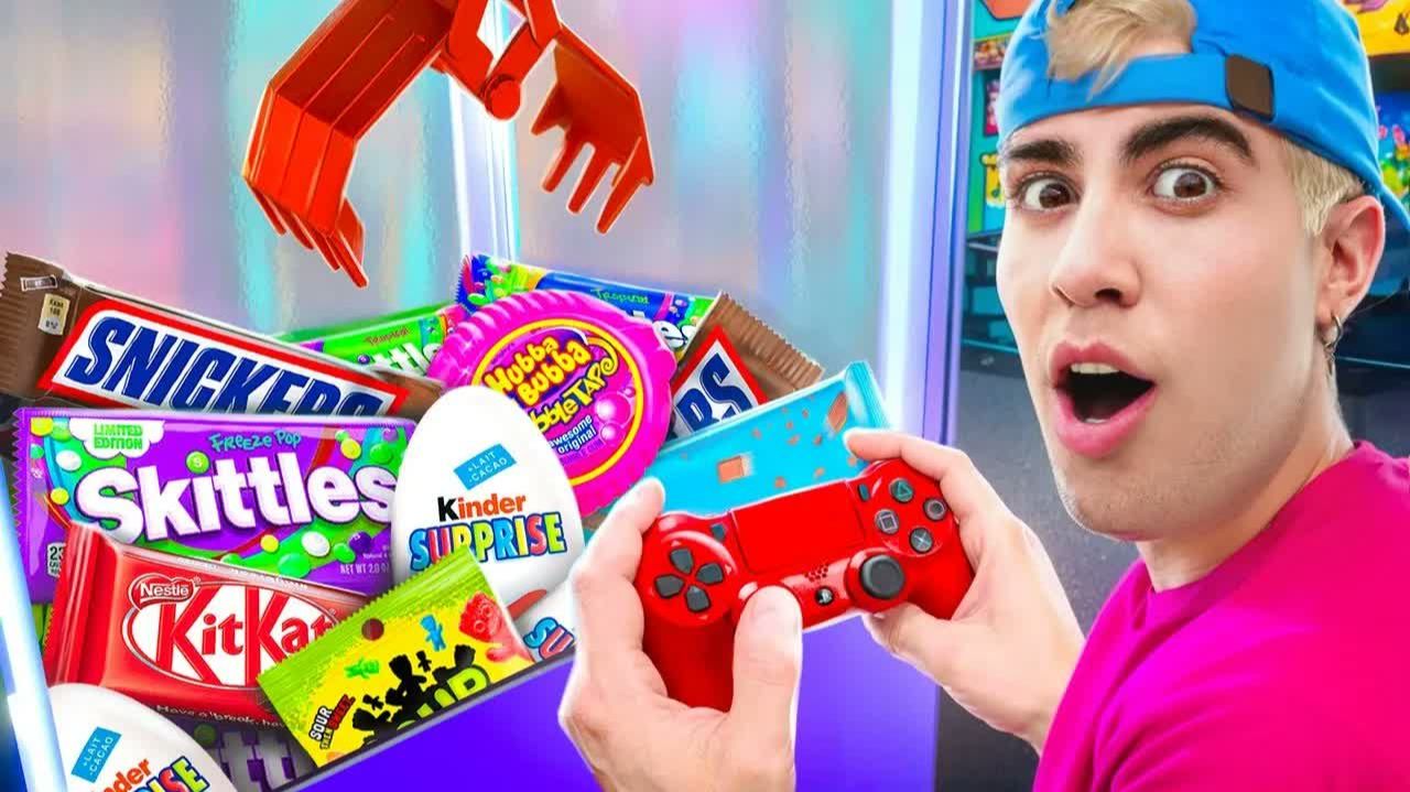 24 ЧАСА ЕДИМ ИЗ МАШИН С КОГОТЬЯМИ !!