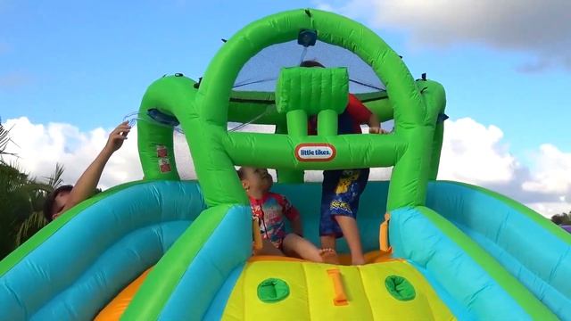 Диана и Рома играют на улице - Водные горки для детей!