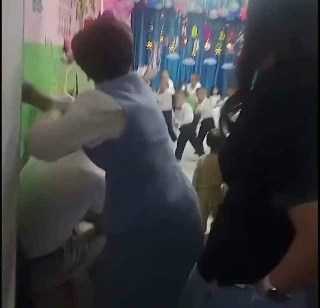 Воспитательница станцевала с детьми 🔥🔥🔥
