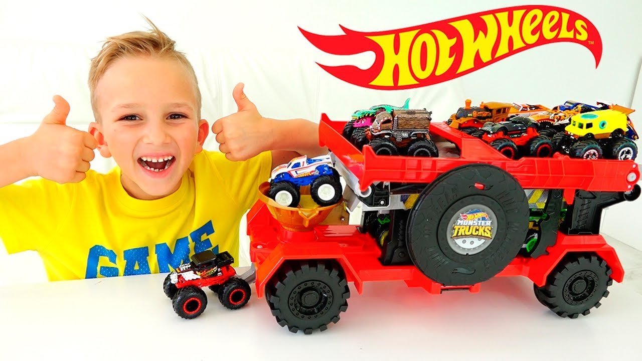 Влад и Никита играют с грузовиками-монстрами Hot Wheels