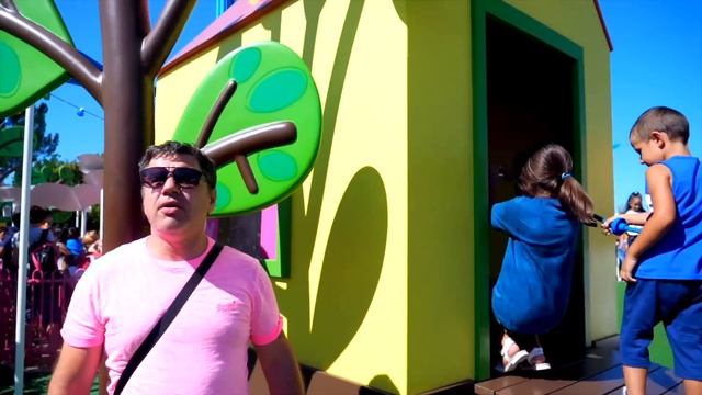 Настя и папа весело играют в парке развлечений с игрушками Пеппы