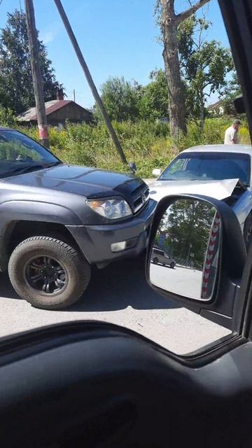 Джип подмял легковушку в Южно-Сахалинске