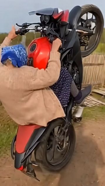 Села за мотоцикл... смотрите, чем это закончилось?