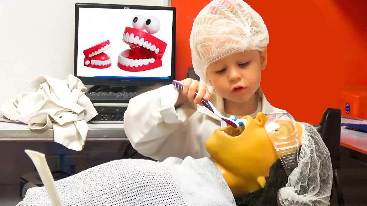 Смешной ребёнок и крытая детская площадка
