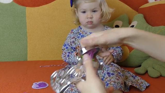 Диана меряет Корону с Сюрпризом из Набора Sofia The First Unboxing New Toys