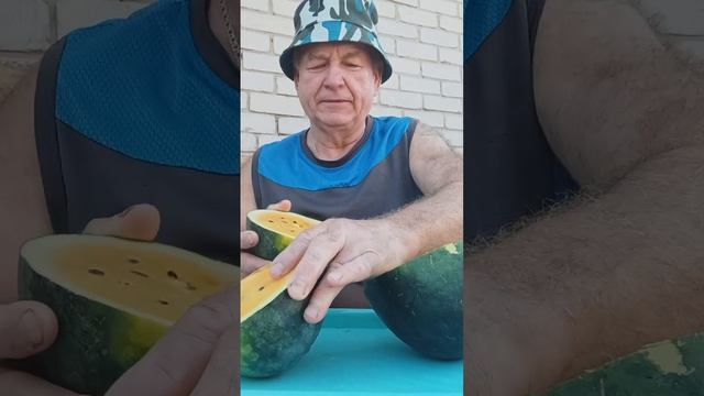 На перекус два арбуза. Приятного всем аппетита.