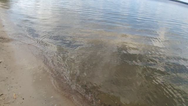 Сенеж. Холодный песок. Мочу босые ножки в воде.