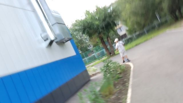 Гуляем с друзьями рядом со школой