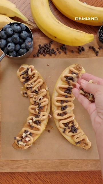 Банан с шоколадом и орехами 🍌🍫