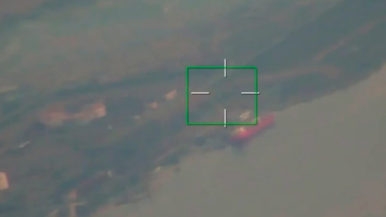 Опубликовано видео с поражением двух судов в Одесской области