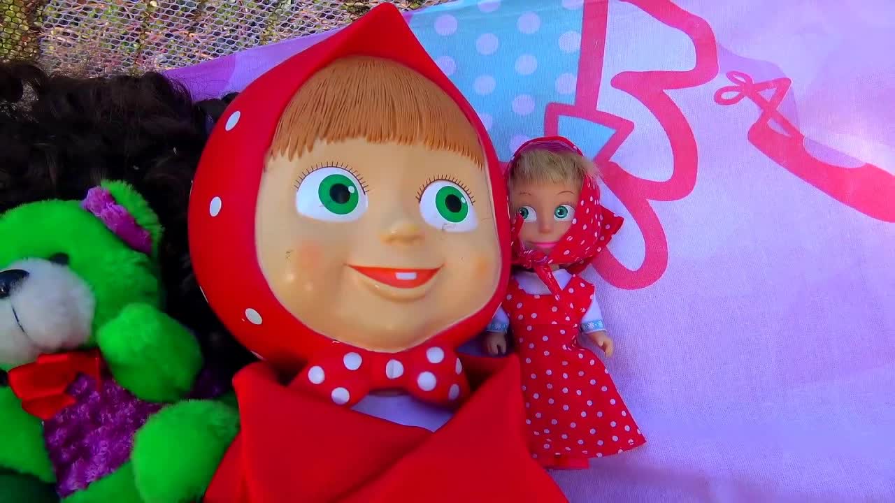 Настя играет с цветными игрушками