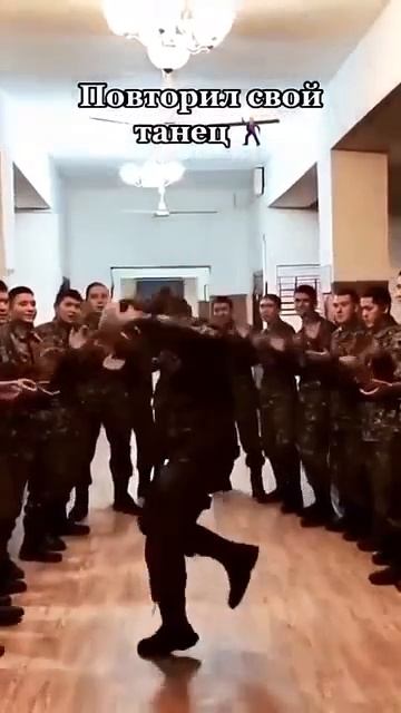 Солдат армии Казахстана 🇰🇿 офигенно танцует! 🕺👍