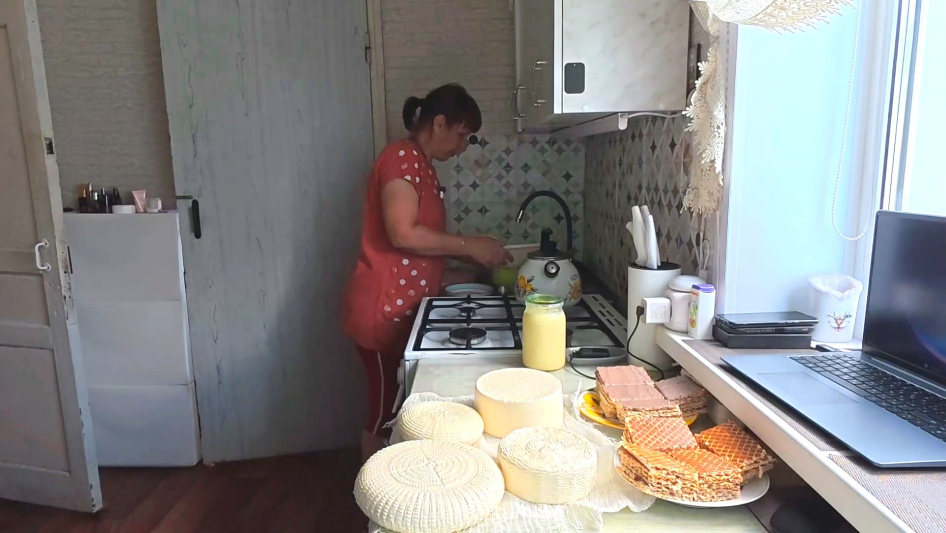 ПРИЗНАК НЕДАЛЁКОГО УМА ИЛИ НАИГРАННАЯ ПОСТАНОВА. ХЛОПОЧУ НА КУХНЕ