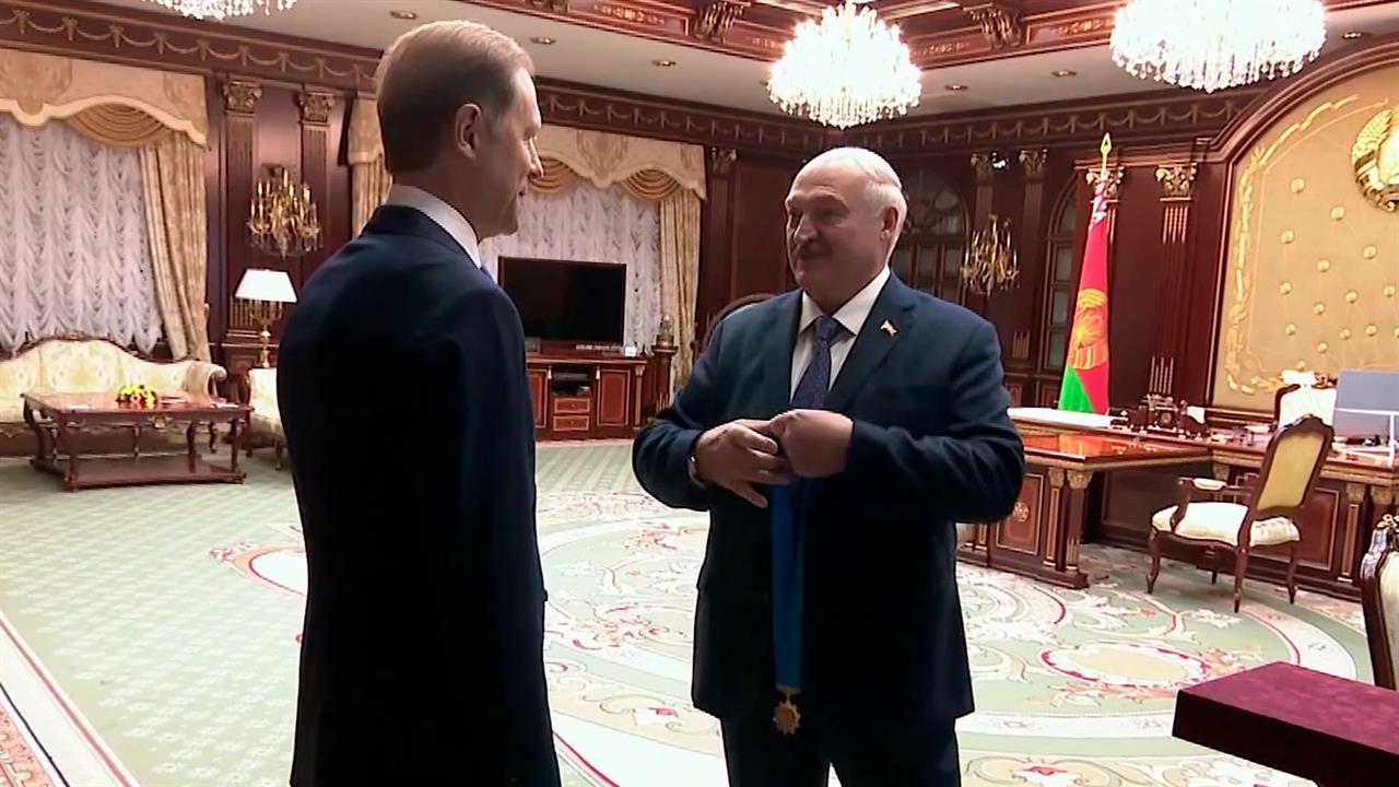 Александр Лукашенко вручил первому зампреду правительства РФ Денису Мантурову орден Дружбы народов