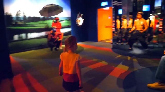 Забавные игрушки в ролевой игре на детской площадке