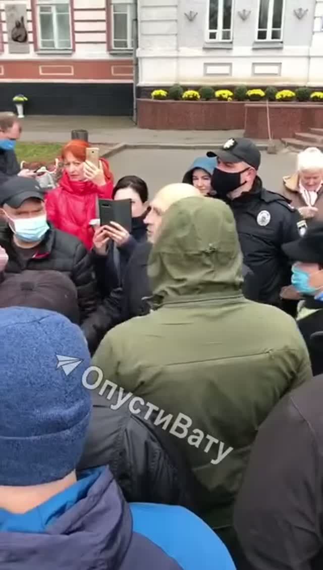 Нападение нациков 02.11.2020 года с зелёнкой на Виктора Викарчука