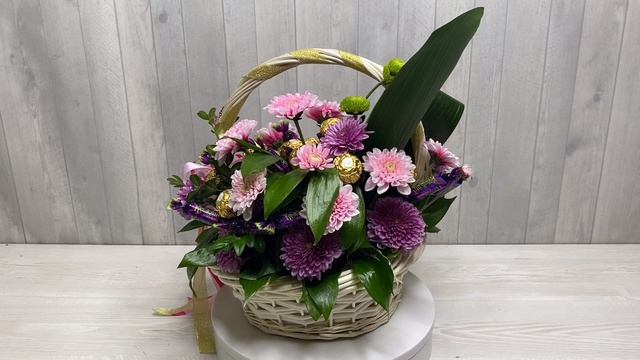 Корзина с хризантемами и конфетами