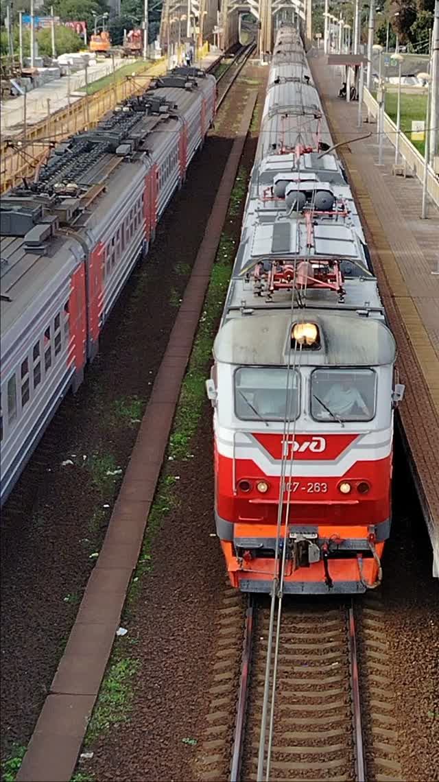 ЧС7-263 с пассажирским поездом встречается с ЭД4М-0429