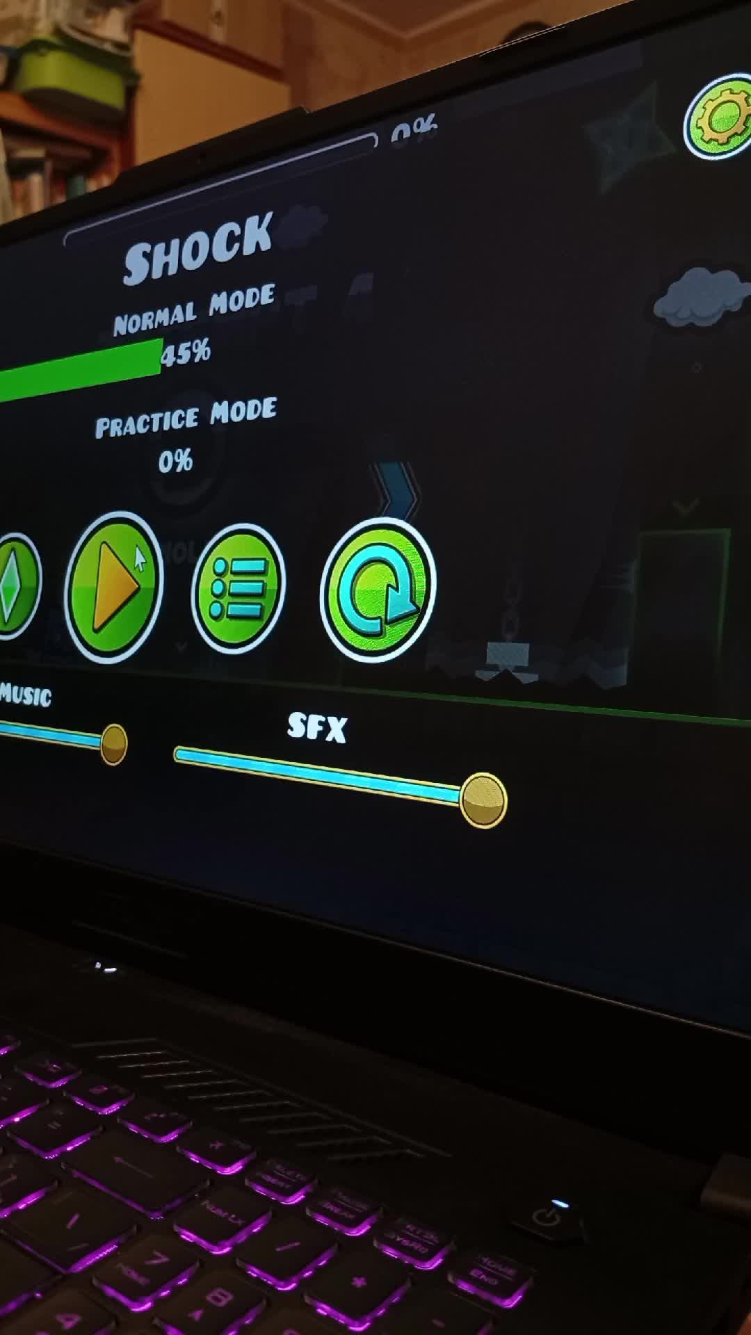 я играю Geometry Dash