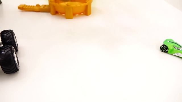 Никита играет с грузовиком-монстром Hot Wheels