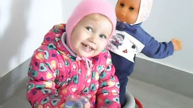 VLOG Идем гулять с куклой Вадиком Алиса гуляет с Маргаритой и Грэмом !!!