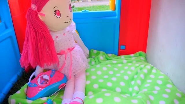 Настя и кукла сломали игровой домик для детей