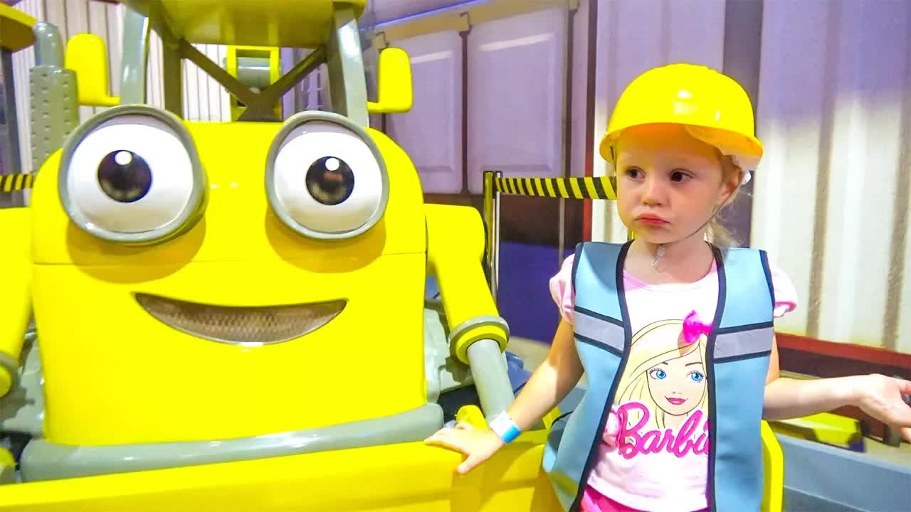 Настя играет на детской площадке