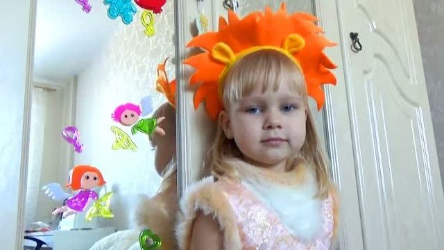 Алиса украсила окна и зеркала дома Entertainment For Children Decorate The House For The H