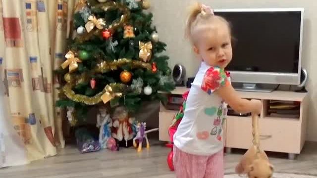 Алиса играет с мячиком и собачкой Джеки Открывает сюрпризы