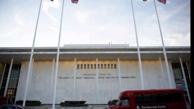 Минюст США пригрозил снести Кеннеди-центр, если в нем не увековечат Трампа.