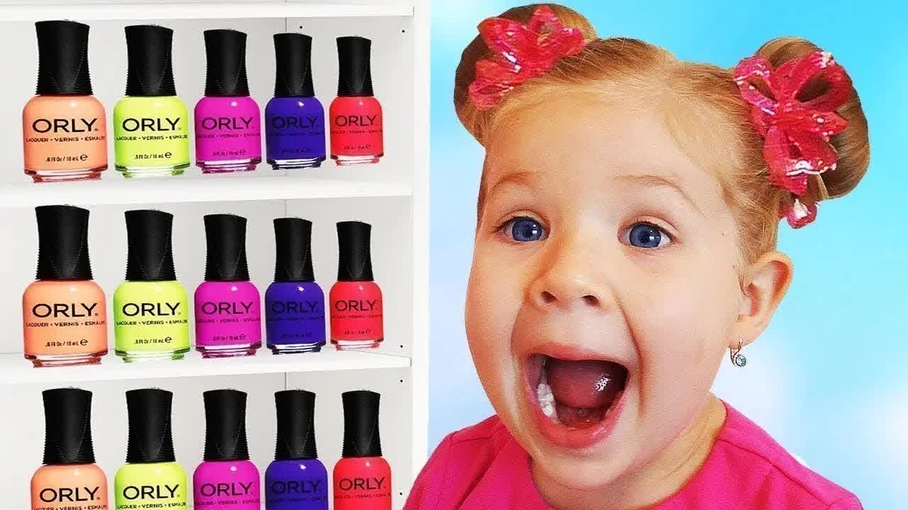 Диана делает себе маникюр