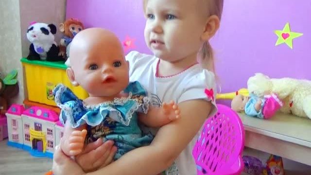 Горка дома! Алиса играет с куклой Беби Борн