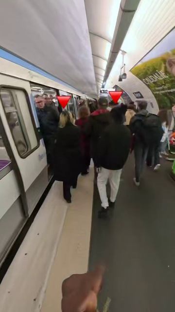 Парень на видео борется с карманниками, снимая их на видео и раскрашивая краской.