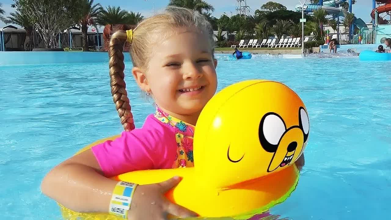 Диана и папа веселятся в аквапарке