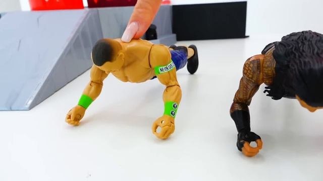 Влад и Никита играют с игрушками WWE