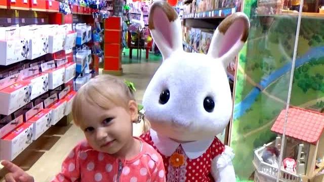 Алиса покупает игрушки в магазине Хамлис Alice Buys Toys At The Store Hamleys